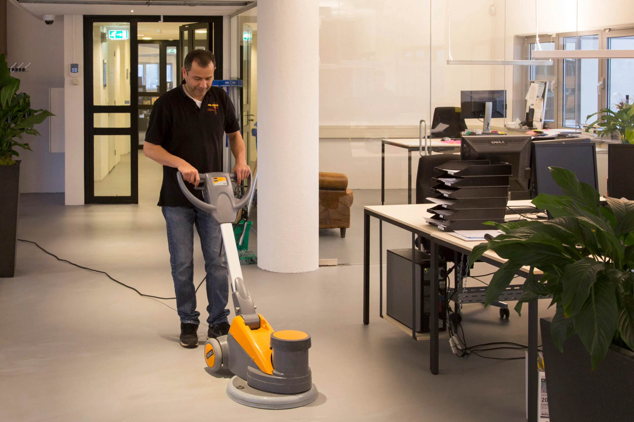 Gietvloer onderhoud kantoorpand – Schoonmaakbedrijf Don van Erven Bussum